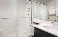 Toilet Kamar 3 Candlewood Suites Alexandria West (ex Bragg Towers Extended Stay Hotel)