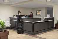 Lobi Candlewood Suites Alexandria West (ex Bragg Towers Extended Stay Hotel)