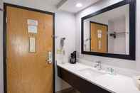 Toilet Kamar Quality Inn and Suites Chattanooga