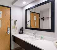 Phòng tắm bên trong 5 Quality Inn and Suites Chattanooga