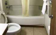 Toilet Kamar 6 Best Inn Petersburg (ex Super 8 Petersburg Hopewell)