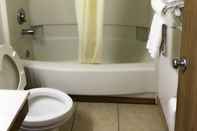 In-room Bathroom Best Inn Petersburg (ex Super 8 Petersburg Hopewell)