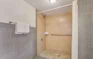 In-room Bathroom 4 Econo Lodge