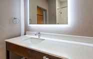 In-room Bathroom 5 Best Western Independence Kansas City