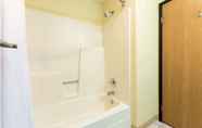 In-room Bathroom 2 Days Inn Mount Vernon