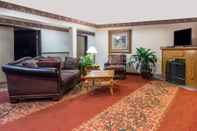 Lobby Boarders Inn and Suites by Cobblestone Hotels Brush (ex Microtel Inn by Wyndham Brush)