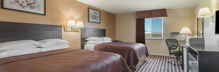 Bedroom Super 8 by Wyndham Higginsville