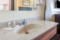 In-room Bathroom Super 8 by Wyndham Higginsville