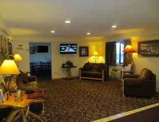 Lobby 2 Super 8 by Wyndham Bridgeview of Mackinaw City