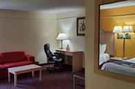 Functional Hall Days Inn by Wyndham Kansas City International Airport