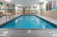 Swimming Pool Days Inn by Wyndham Kansas City International Airport