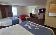 ห้องนอน 6 Days Inn by Wyndham Kansas City International Airport