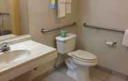 In-room Bathroom 7 Days Inn by Wyndham Kansas City International Airport