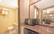 In-room Bathroom 7 Baymont By Wyndham Bremerton WA (ex Baymont Inn and Suites Bremerton/Silverdale WA)
