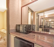 In-room Bathroom 7 Baymont By Wyndham Bremerton WA (ex Baymont Inn and Suites Bremerton/Silverdale WA)