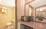 In-room Bathroom 7 Baymont By Wyndham Bremerton WA (ex Baymont Inn and Suites Bremerton/Silverdale WA)