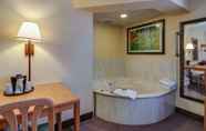 Toilet Kamar 6 Inn at Rehoboth