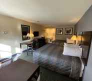 Bedroom 2 Golden Hill Inn Danbury (ex Americas Best Value Inn)