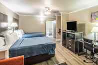 Bedroom Econo Lodge and Suites