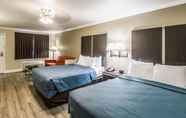 Bedroom 7 Econo Lodge and Suites