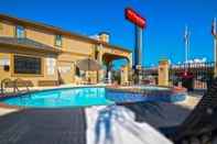 Swimming Pool Econo Lodge and Suites