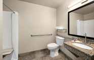 Toilet Kamar 3 Baymont by Wyndham Buffalo (ex. Oak Tree Inn Buffalo Airport)