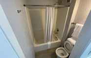 Toilet Kamar 4 Extend a Suites Albuquerque West (ex Rodeway Inn Albuquerque)