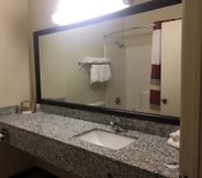 In-room Bathroom 4 Days Inn Fort Worth Stockyards