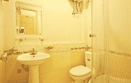 In-room Bathroom 2 Camel City Hotel