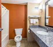 In-room Bathroom 7 Sleep Inn & Suites Dyersburg I-155