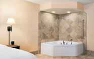 Toilet Kamar 5 Hampton Inn & Suites Grafton