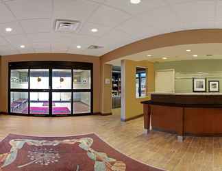 Lobi 2 Hampton Inn & Suites Grafton