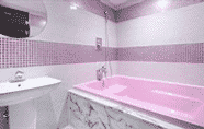 In-room Bathroom 2 K2 Motel