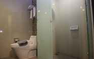 Toilet Kamar 6 Hom Hotel Simpang Lima