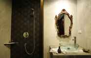 In-room Bathroom 6 Lilu Hotel