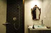 Phòng tắm bên trong Lilu Hotel