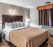 Kamar Tidur 4 Quality Inn & Suites near Downtown Bakersfield