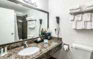 In-room Bathroom 5 Quality Inn & Suites near Downtown Bakersfield