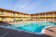 Swimming Pool Quality Inn & Suites near Downtown Bakersfield