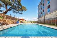 Swimming Pool Hampton Inn By Hilton Bulverde