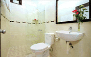 In-room Bathroom 7 Homestay Tue Tam