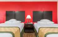 Bedroom 3 Days Inn by Wyndham Muncie -Ball State University