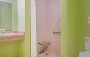 In-room Bathroom 2 Days Inn by Wyndham West-Eau Claire