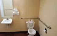 Toilet Kamar 4 Mentor Home Inn & Suites