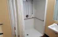 Toilet Kamar 5 Mentor Home Inn & Suites