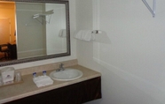 In-room Bathroom 5 Baymont by Wyndham Ridgecrest (ex City Center Inn Ridgecrest)