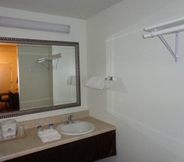 Toilet Kamar 5 Baymont by Wyndham Ridgecrest (ex City Center Inn Ridgecrest)