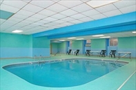 Swimming Pool Econo Lodge Inn and Suites