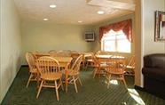 Restaurant 4 Econo Lodge Inn and Suites