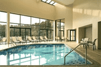 Swimming Pool Sheraton Edison Hotel Raritan Center